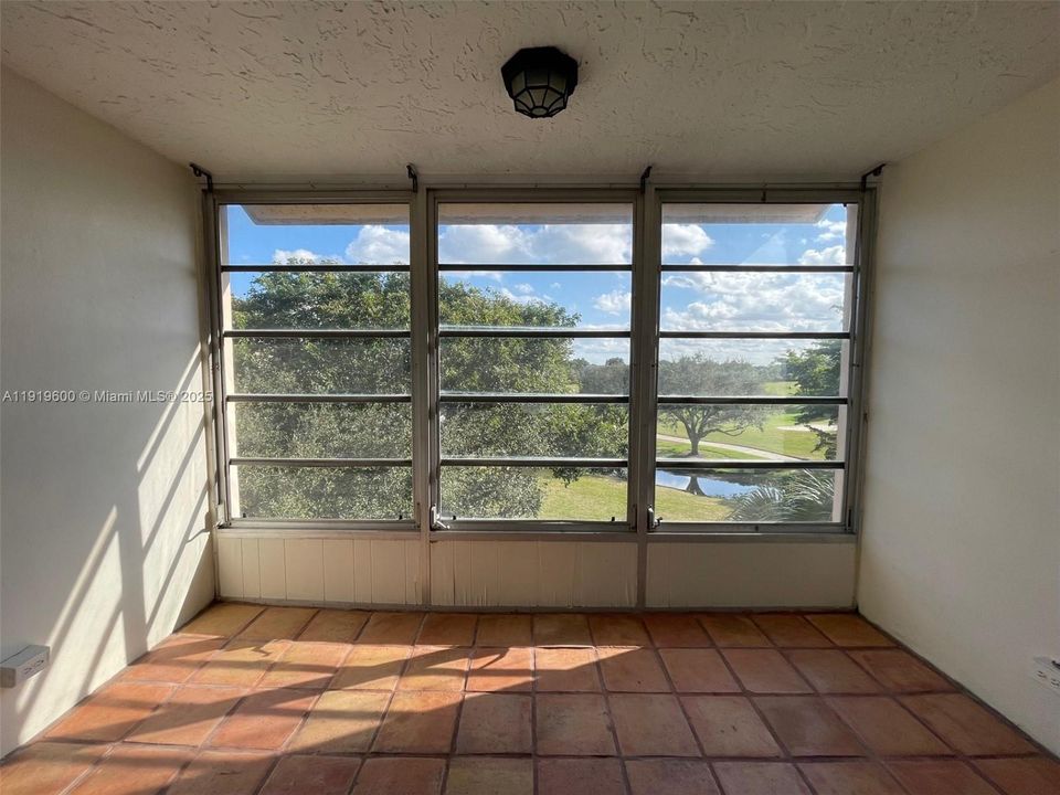 For Sale: $222,000 (2 beds, 2 baths, 940 Square Feet)