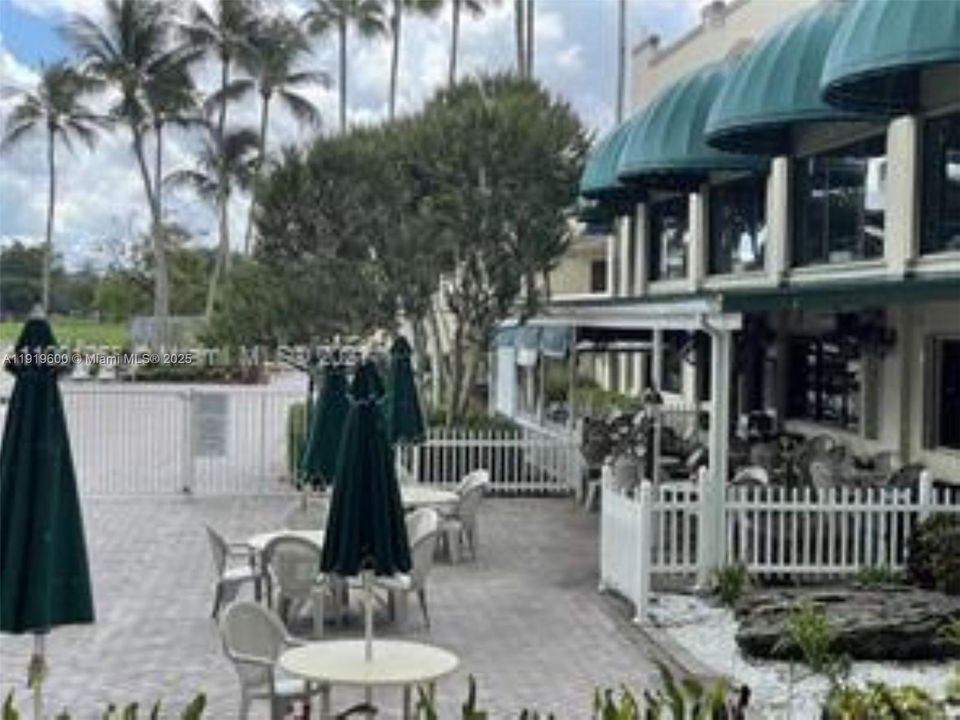 For Sale: $222,000 (2 beds, 2 baths, 940 Square Feet)