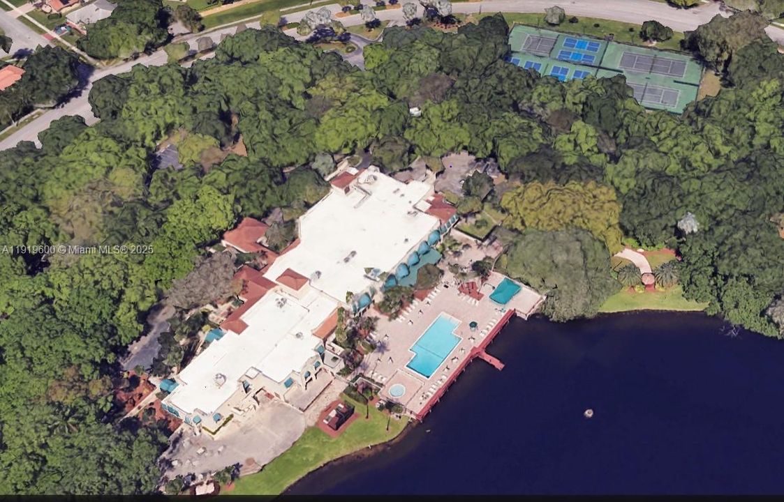 For Sale: $222,000 (2 beds, 2 baths, 940 Square Feet)