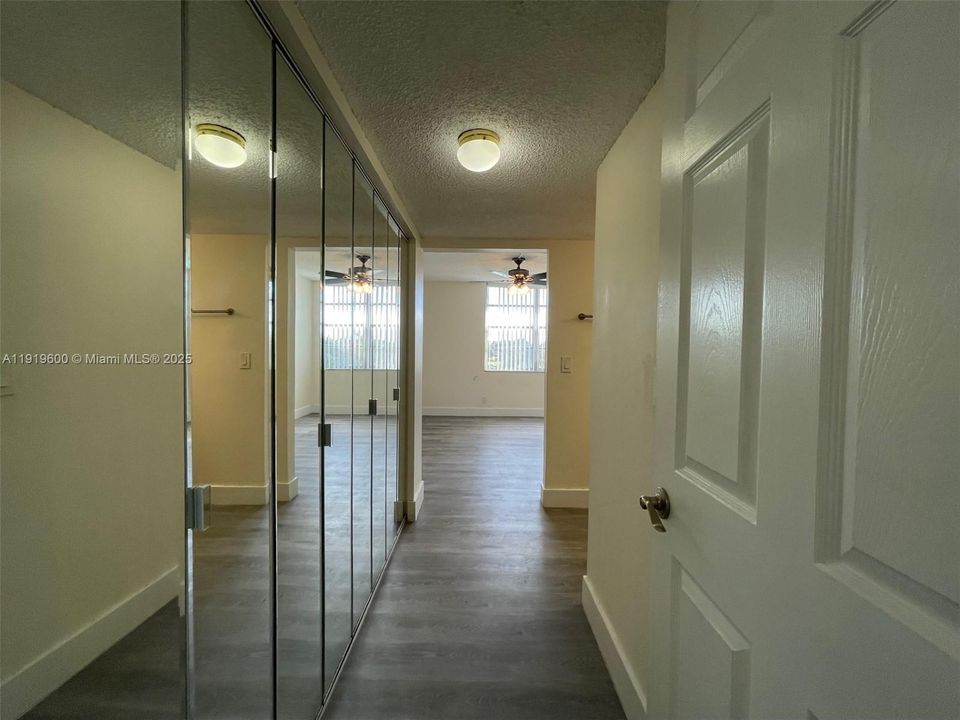 For Sale: $222,000 (2 beds, 2 baths, 940 Square Feet)