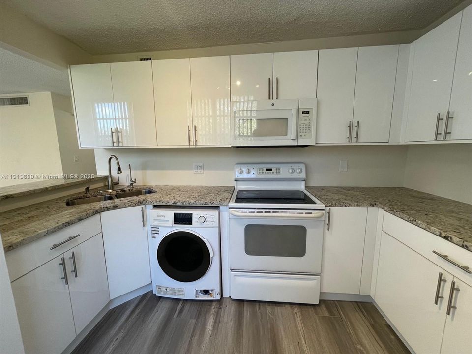 For Sale: $222,000 (2 beds, 2 baths, 940 Square Feet)