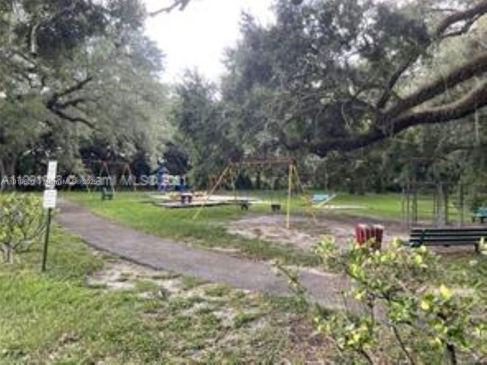 For Sale: $222,000 (2 beds, 2 baths, 940 Square Feet)