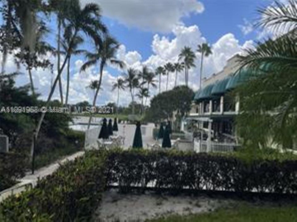 For Sale: $222,000 (2 beds, 2 baths, 940 Square Feet)