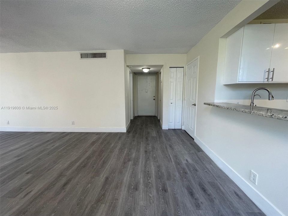 For Sale: $222,000 (2 beds, 2 baths, 940 Square Feet)