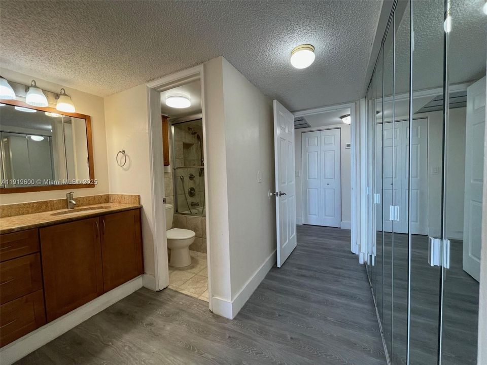 For Sale: $222,000 (2 beds, 2 baths, 940 Square Feet)