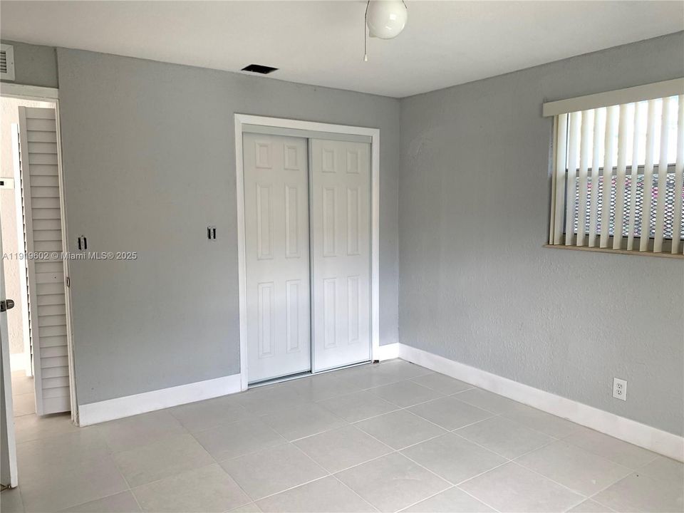 出租: $1,900 (2 贝兹, 1 浴室, 987 平方英尺)