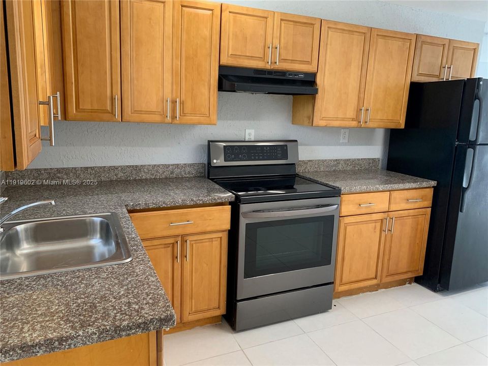 出租: $1,900 (2 贝兹, 1 浴室, 987 平方英尺)