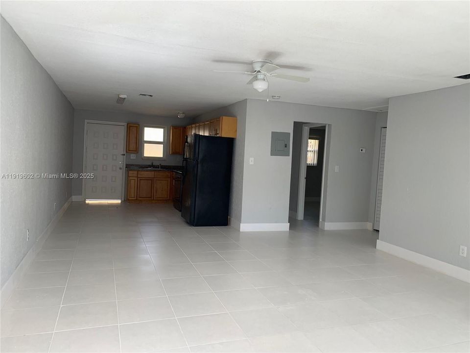 出租: $1,900 (2 贝兹, 1 浴室, 987 平方英尺)