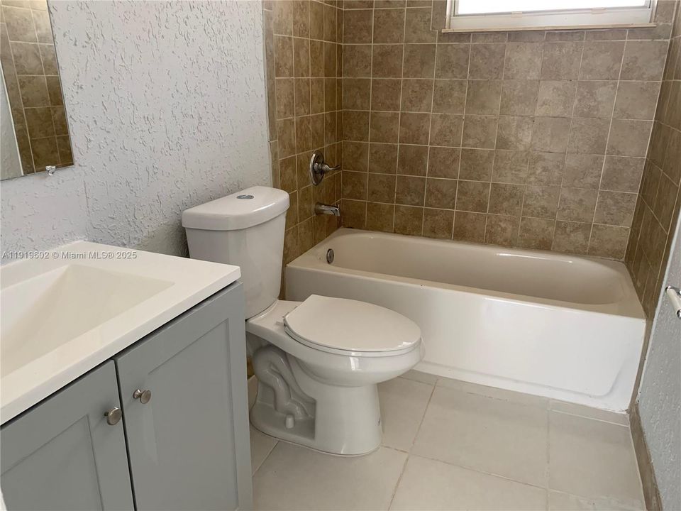 出租: $1,900 (2 贝兹, 1 浴室, 987 平方英尺)