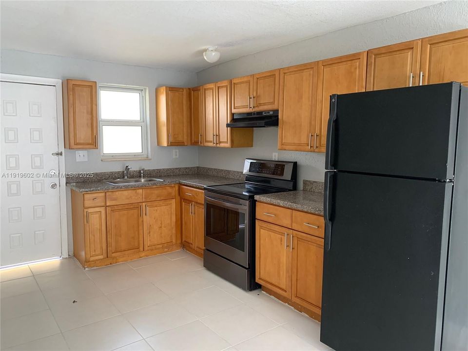 出租: $1,900 (2 贝兹, 1 浴室, 987 平方英尺)