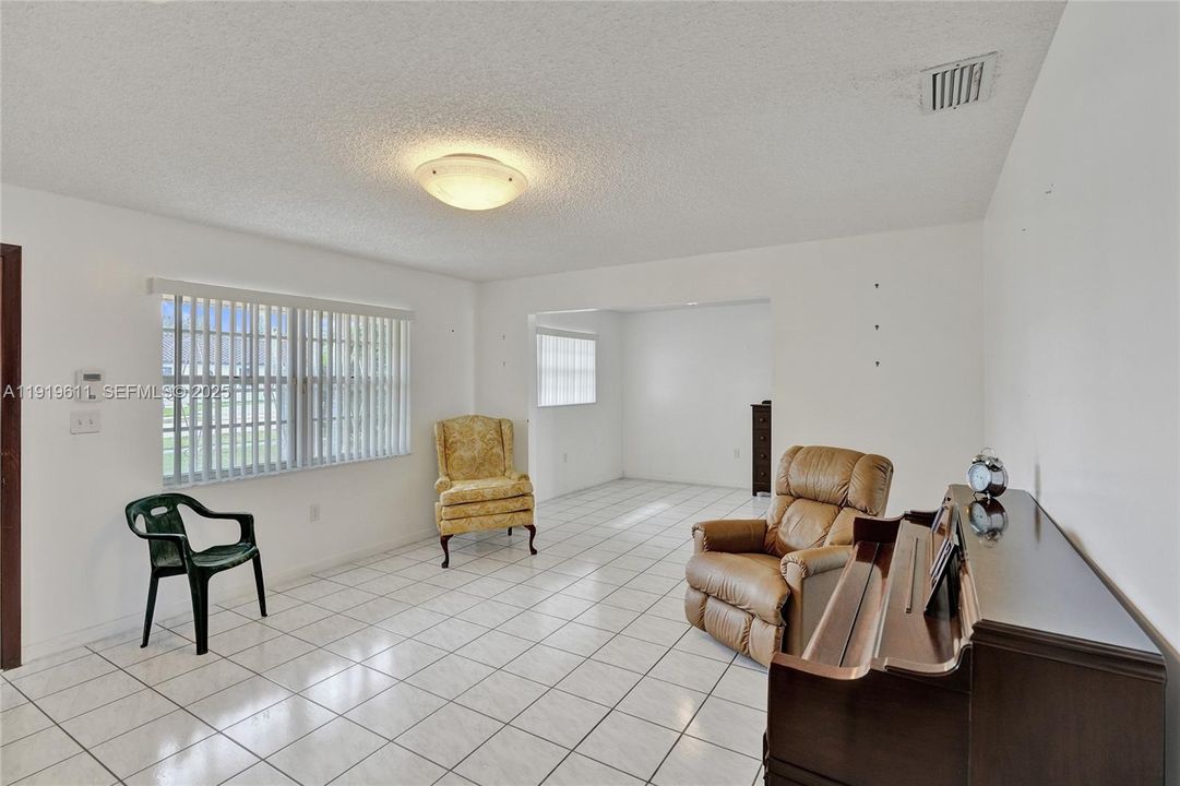 待售: $1,150,000 (3 贝兹, 2 浴室, 1410 平方英尺)