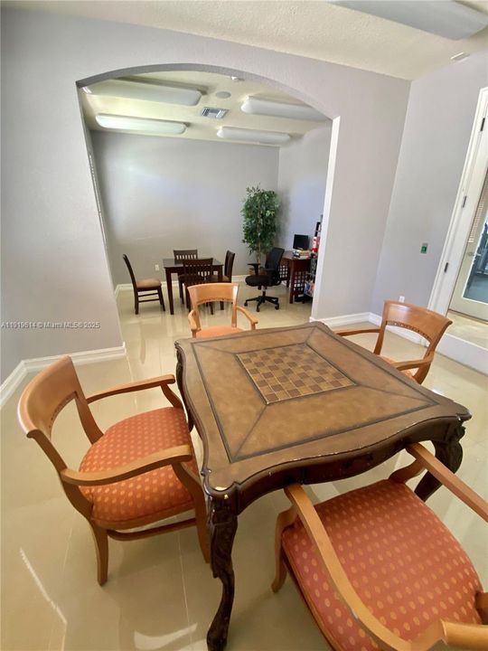 待售: $330,000 (2 贝兹, 2 浴室, 1403 平方英尺)