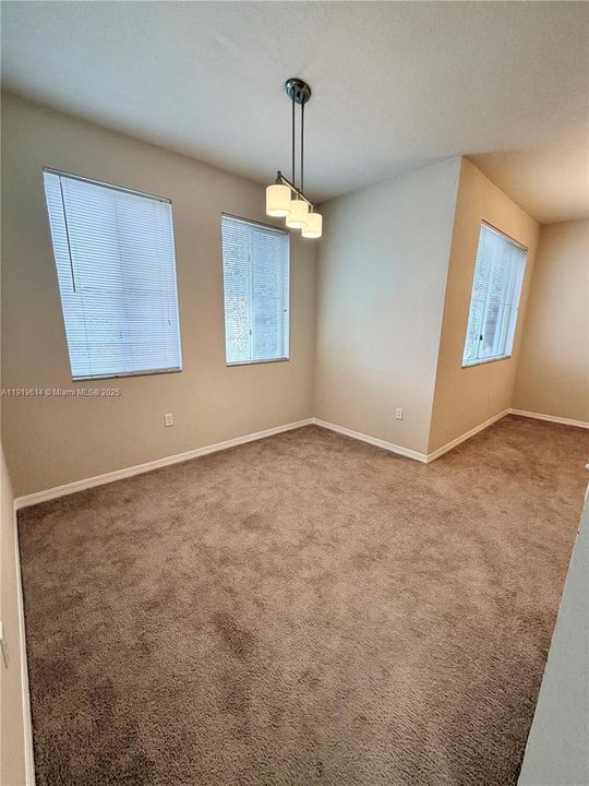 待售: $330,000 (2 贝兹, 2 浴室, 1403 平方英尺)