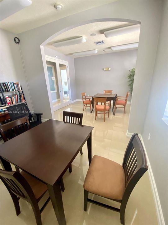 待售: $330,000 (2 贝兹, 2 浴室, 1403 平方英尺)