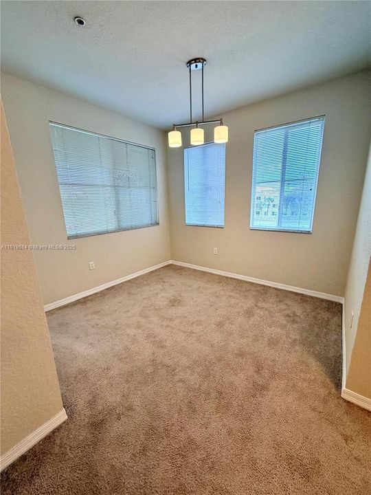 待售: $330,000 (2 贝兹, 2 浴室, 1403 平方英尺)