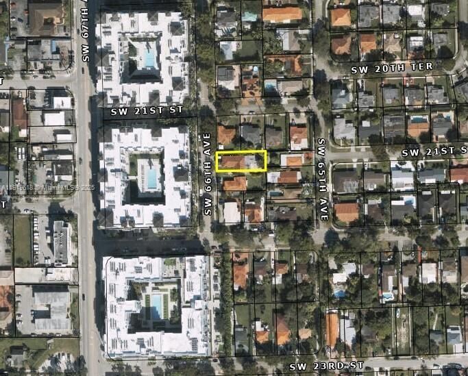 En Venta: $695,000 (0.19 acres)