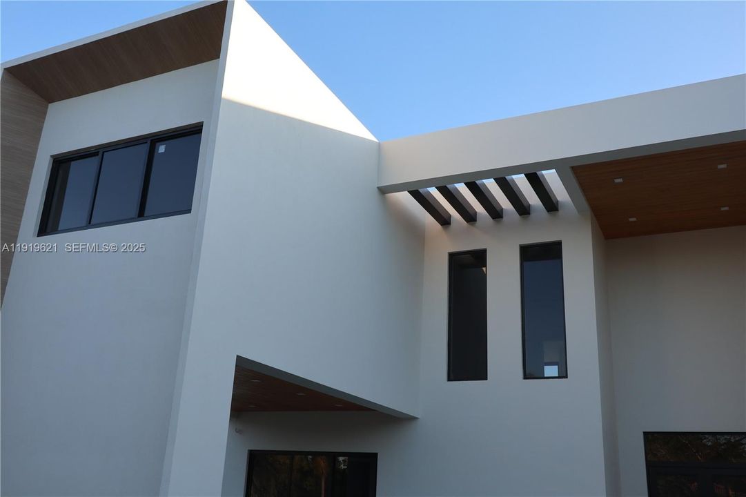 Activo con contrato: $3,050,000 (5 camas, 5 baños, 3650 Pies cuadrados)