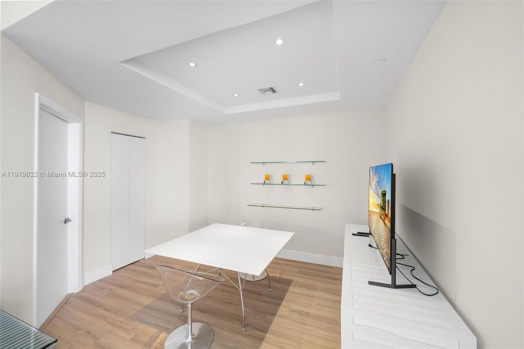 For Rent: $6,000 (1 beds, 2 baths, 1160 Square Feet)