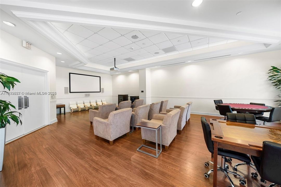 Social Room - Green Diamond