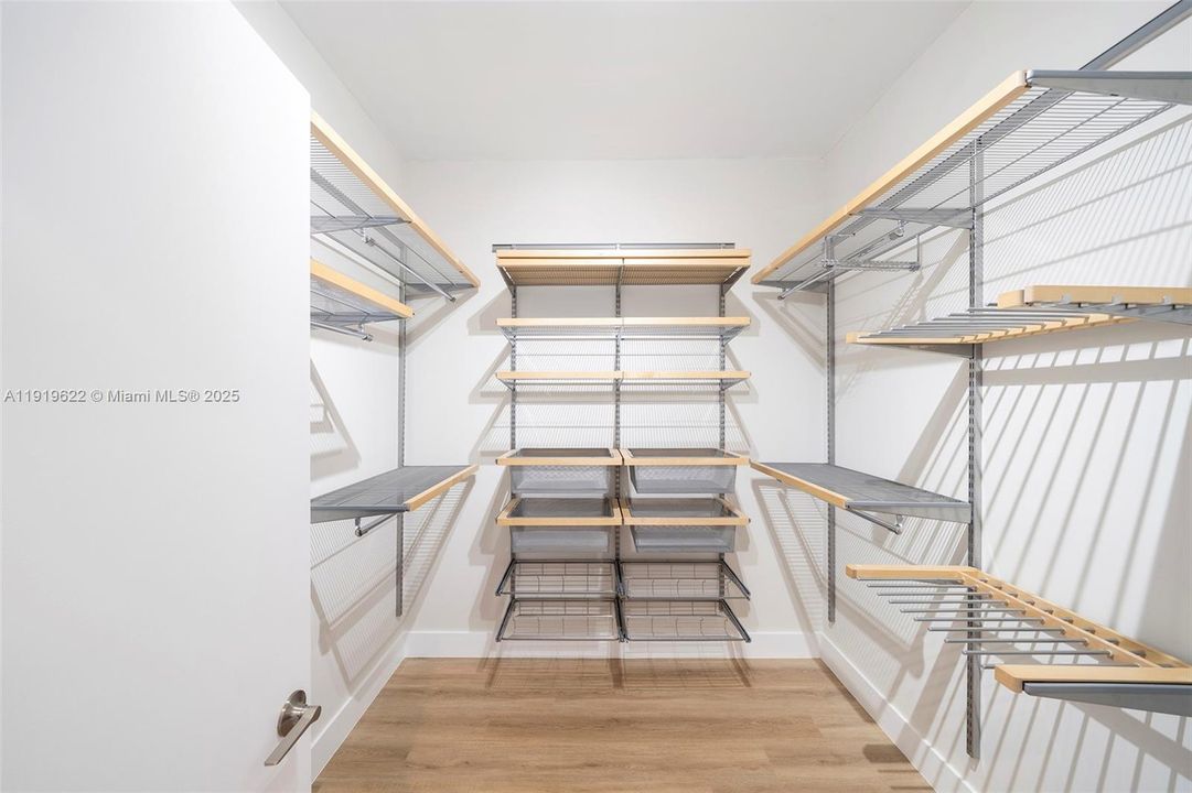 For Rent: $6,000 (1 beds, 2 baths, 1160 Square Feet)