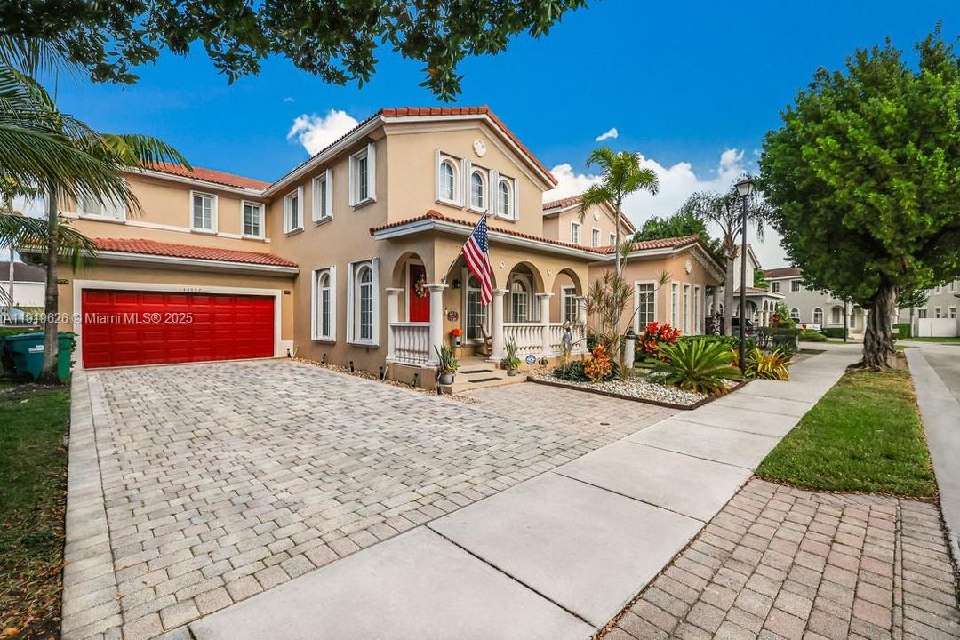 Под контрактом: $535,000 (5 спален, 4 ванн, 3120 Квадратных фут)