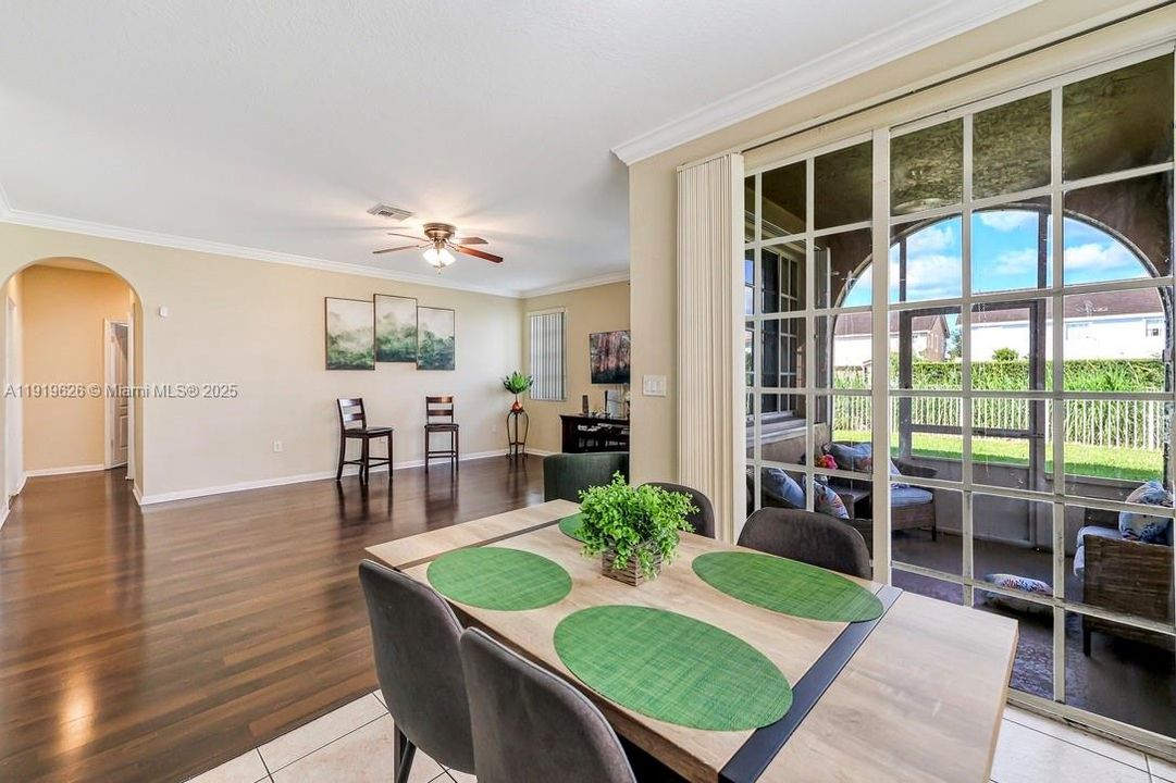 Под контрактом: $535,000 (5 спален, 4 ванн, 3120 Квадратных фут)