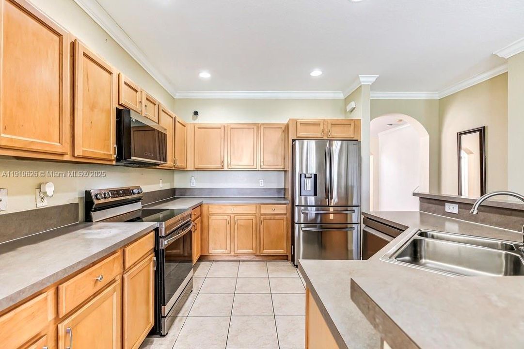 Под контрактом: $535,000 (5 спален, 4 ванн, 3120 Квадратных фут)