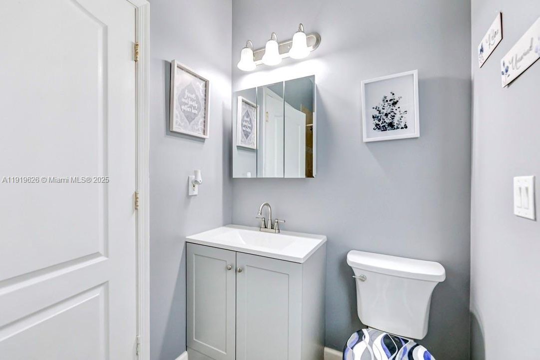 Под контрактом: $535,000 (5 спален, 4 ванн, 3120 Квадратных фут)