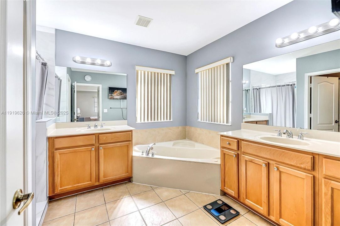 Под контрактом: $535,000 (5 спален, 4 ванн, 3120 Квадратных фут)