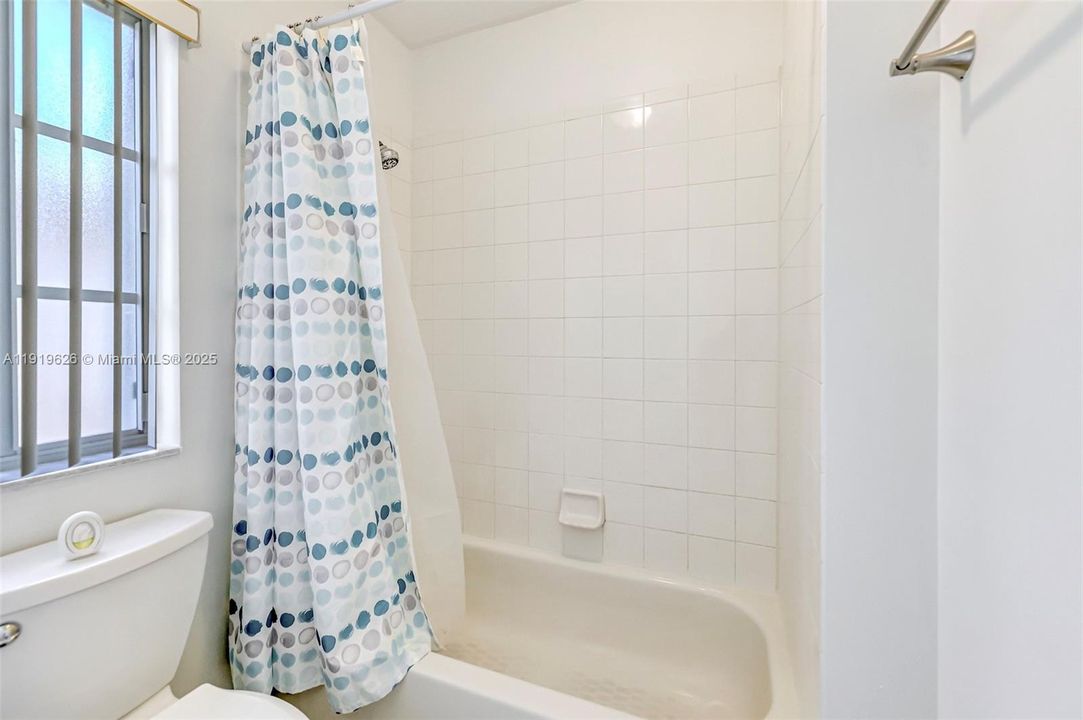 Под контрактом: $535,000 (5 спален, 4 ванн, 3120 Квадратных фут)