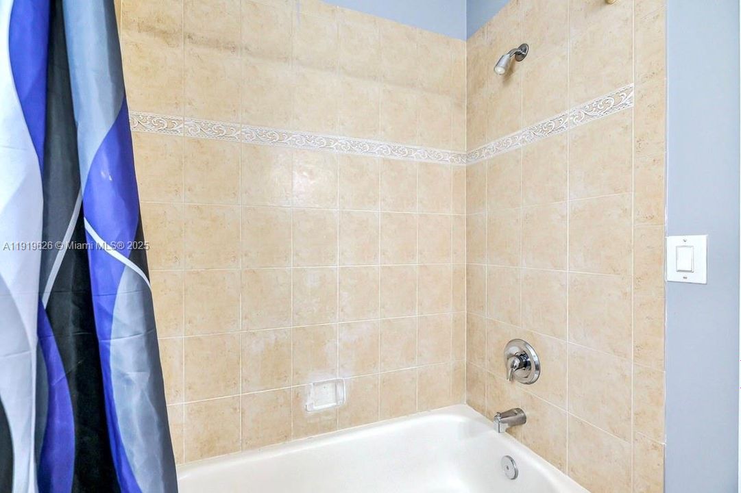 Под контрактом: $535,000 (5 спален, 4 ванн, 3120 Квадратных фут)