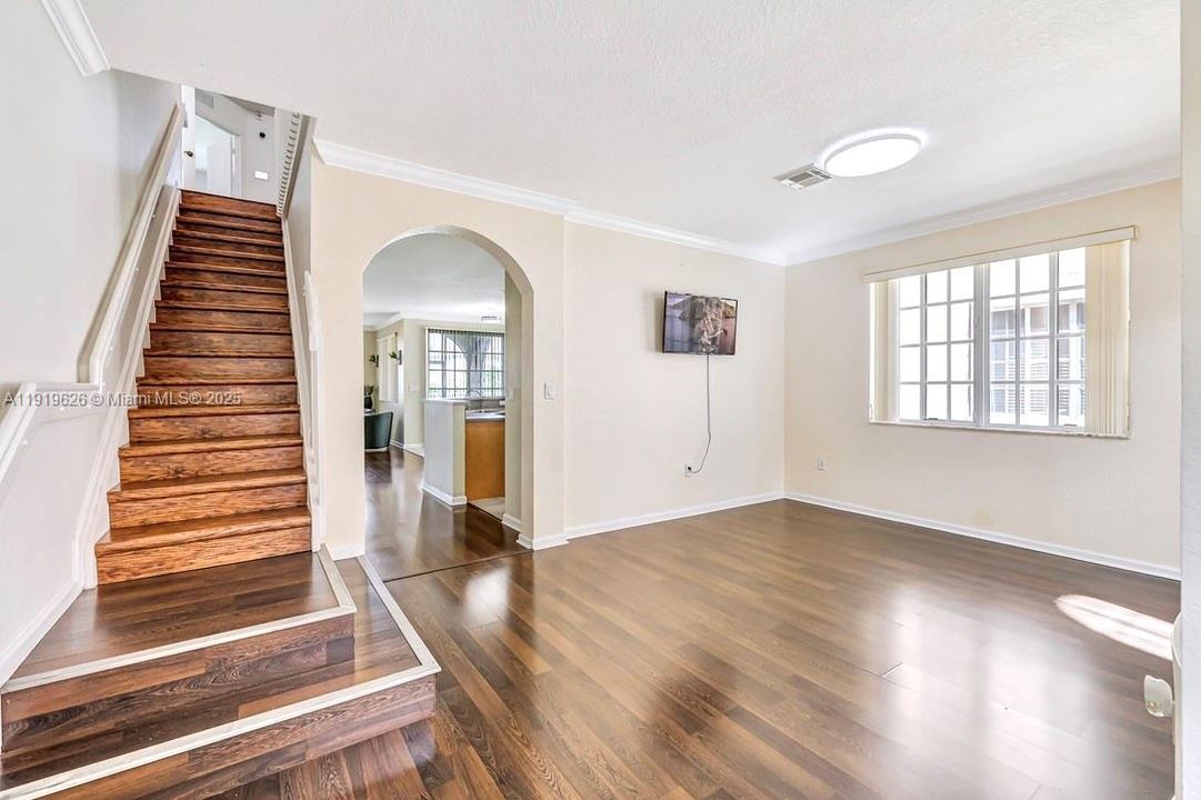 Под контрактом: $535,000 (5 спален, 4 ванн, 3120 Квадратных фут)