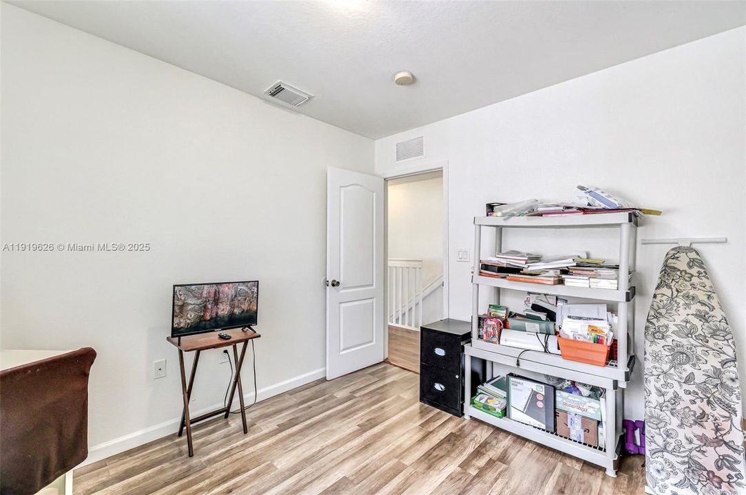 Под контрактом: $535,000 (5 спален, 4 ванн, 3120 Квадратных фут)