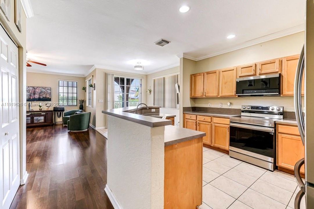 Под контрактом: $535,000 (5 спален, 4 ванн, 3120 Квадратных фут)