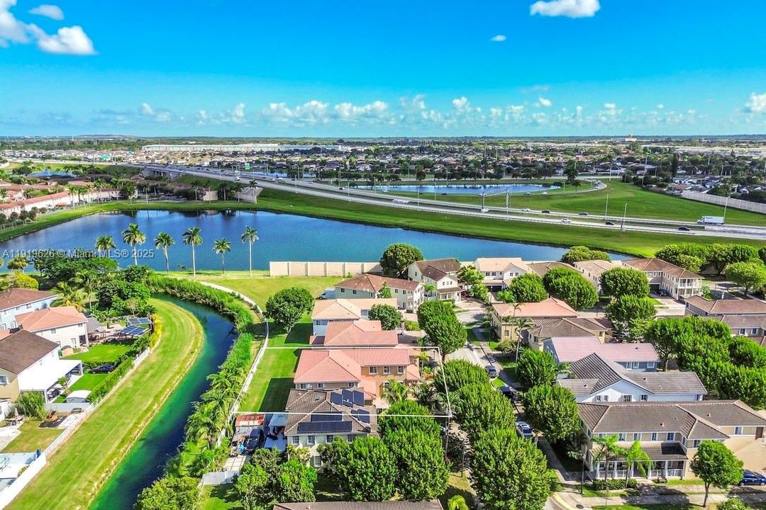 Под контрактом: $535,000 (5 спален, 4 ванн, 3120 Квадратных фут)