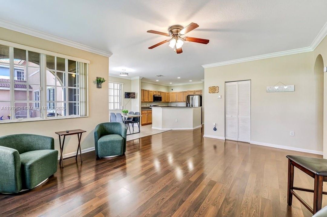 Под контрактом: $535,000 (5 спален, 4 ванн, 3120 Квадратных фут)