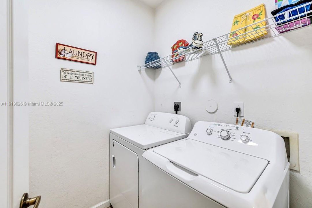 Под контрактом: $535,000 (5 спален, 4 ванн, 3120 Квадратных фут)