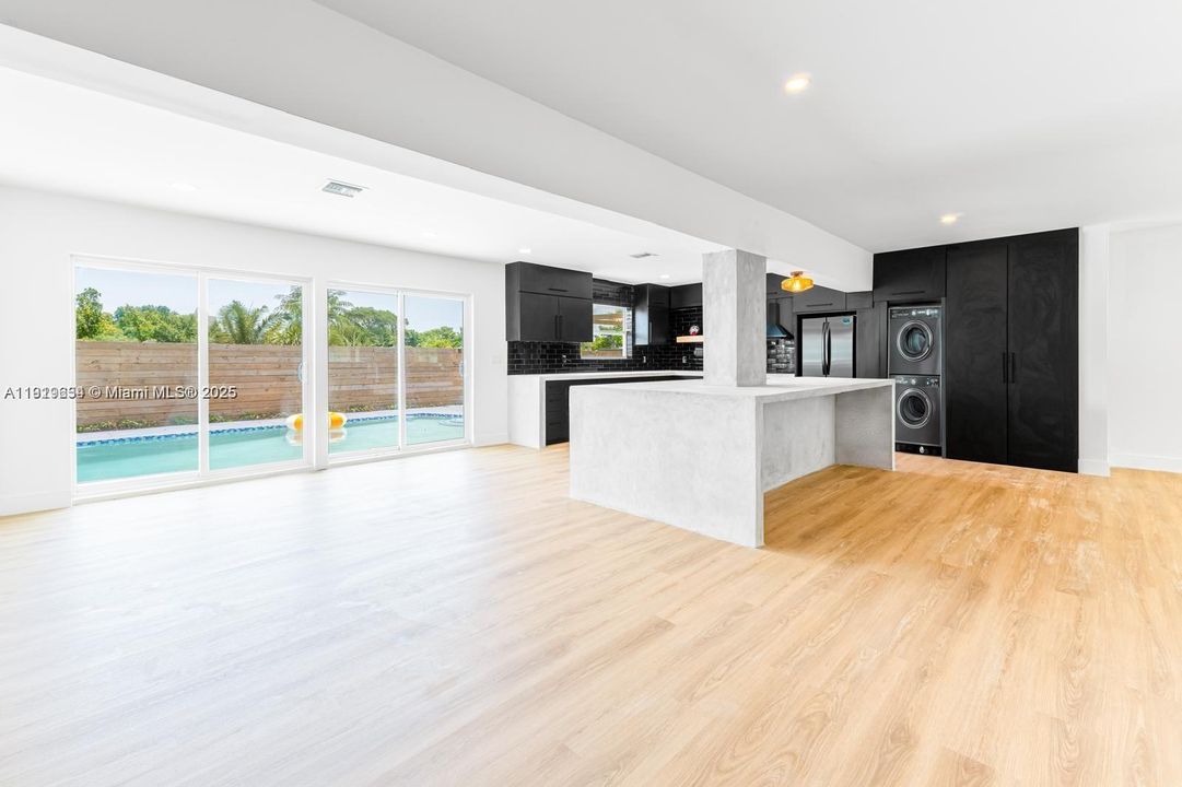 На продажу: $890,000 (3 спален, 2 ванн, 2242 Квадратных фут)