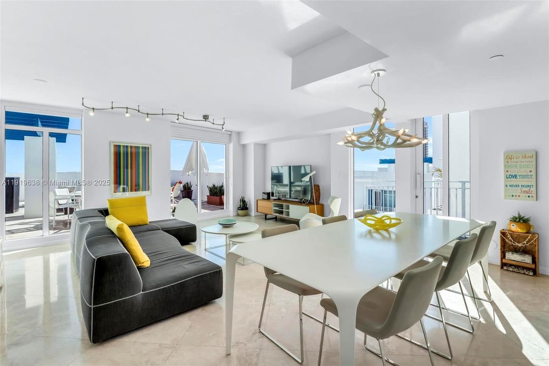 На продажу: $1,299,000 (2 спален, 2 ванн, 1445 Квадратных фут)