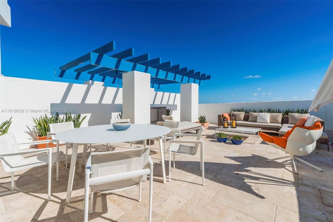 На продажу: $1,299,000 (2 спален, 2 ванн, 1445 Квадратных фут)