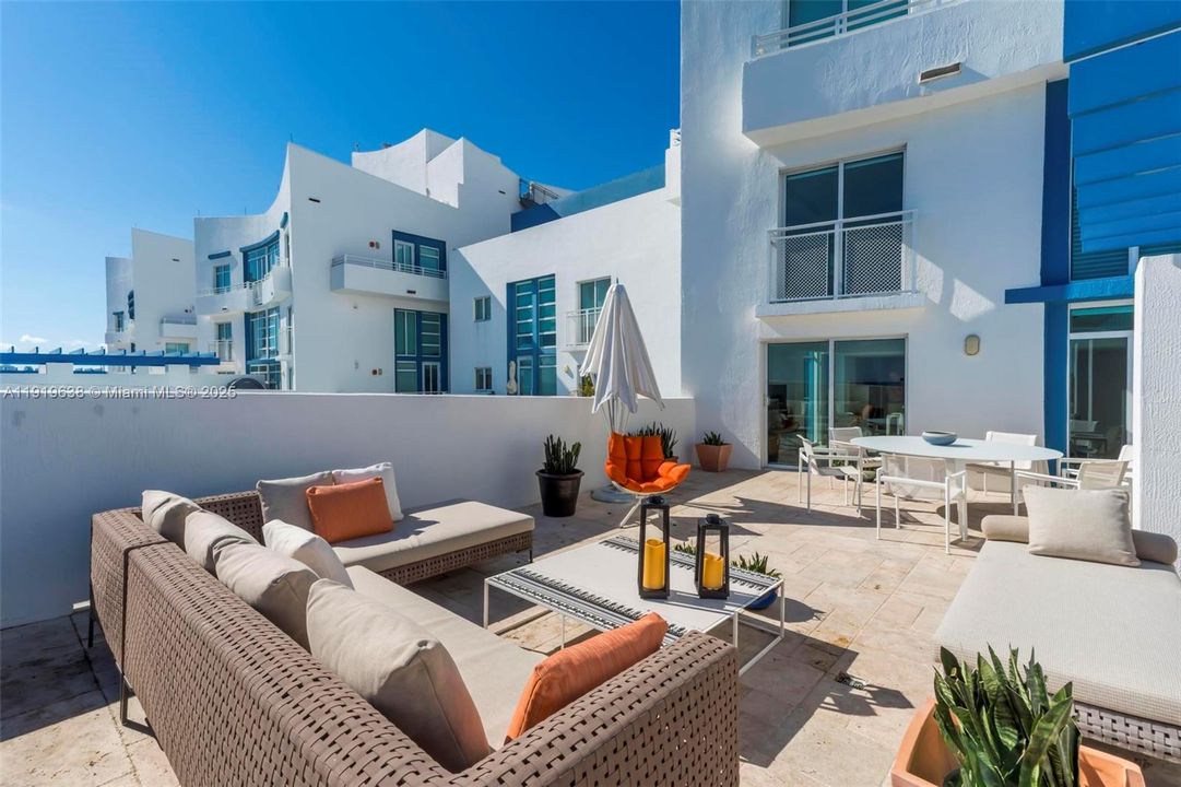 На продажу: $1,299,000 (2 спален, 2 ванн, 1445 Квадратных фут)