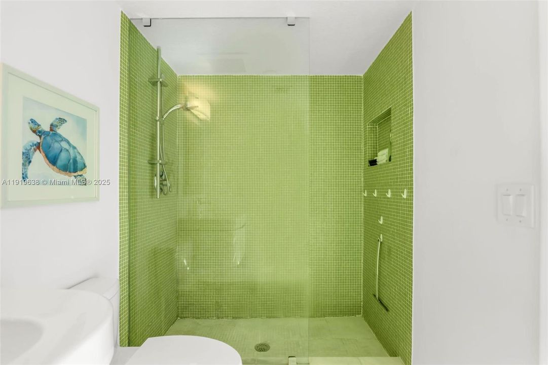 На продажу: $1,299,000 (2 спален, 2 ванн, 1445 Квадратных фут)