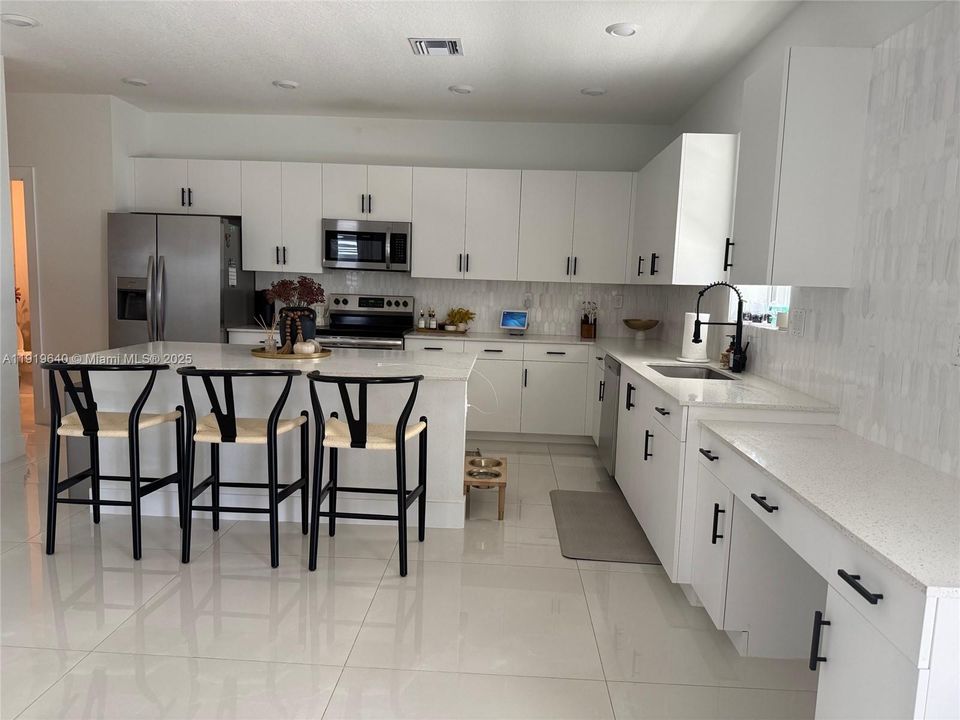 待售: $750,000 (4 贝兹, 2 浴室, 2213 平方英尺)