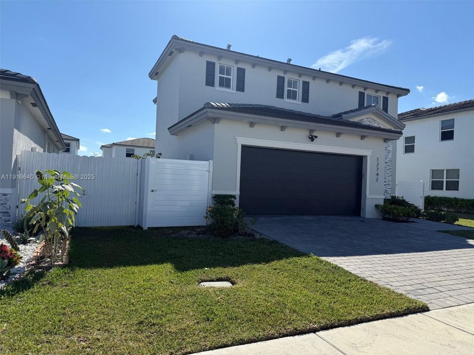 待售: $750,000 (4 贝兹, 2 浴室, 2213 平方英尺)