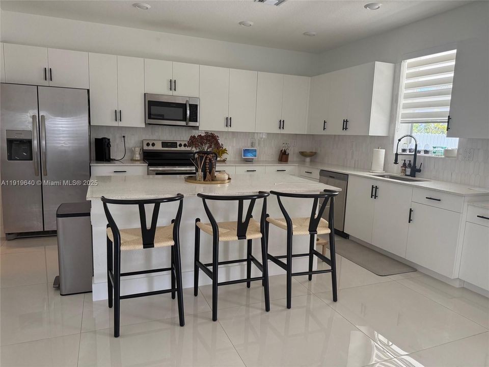 待售: $750,000 (4 贝兹, 2 浴室, 2213 平方英尺)