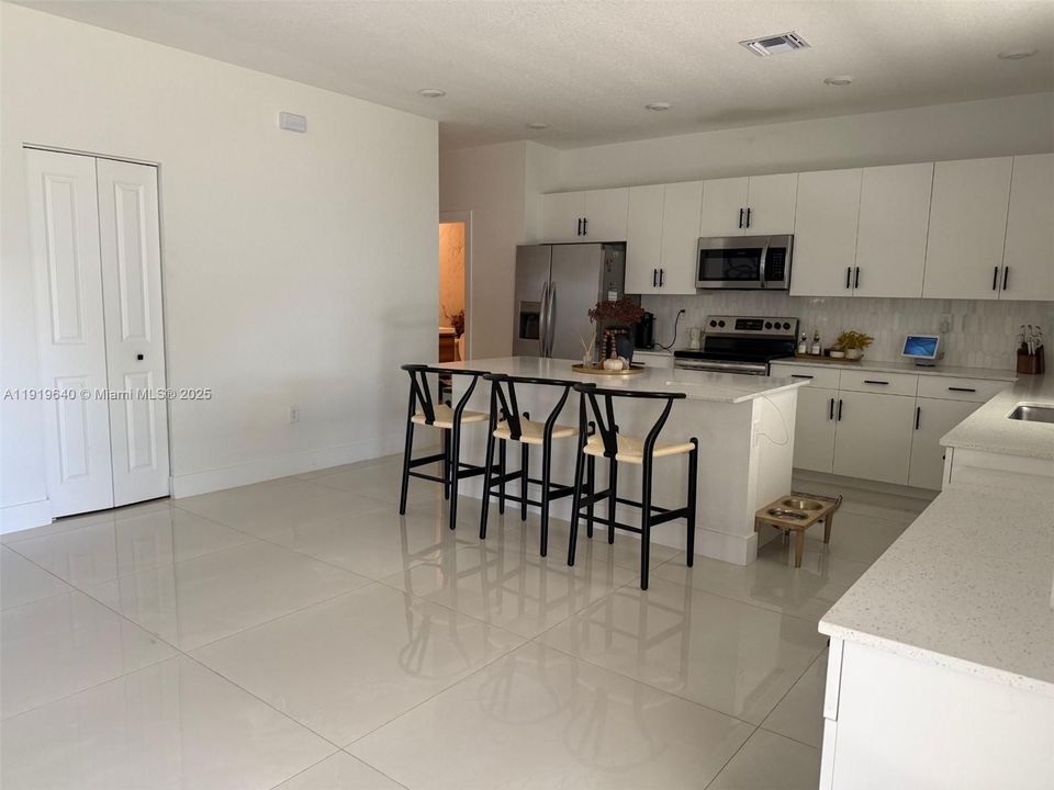 待售: $750,000 (4 贝兹, 2 浴室, 2213 平方英尺)