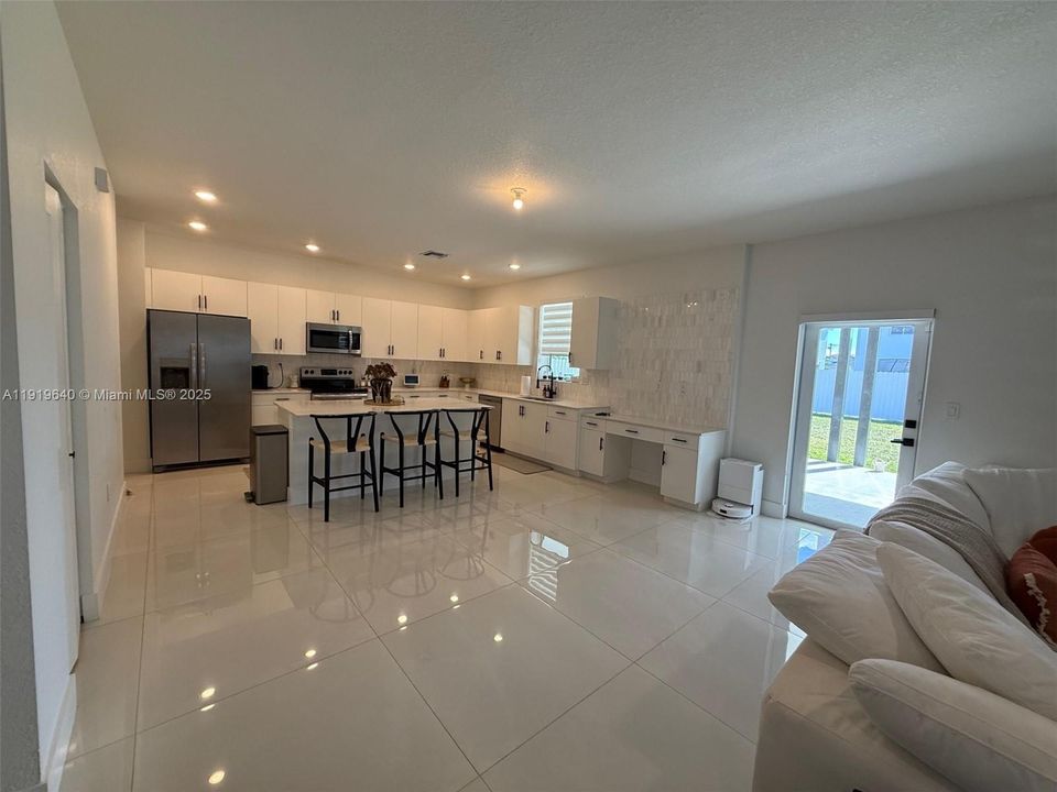 待售: $750,000 (4 贝兹, 2 浴室, 2213 平方英尺)