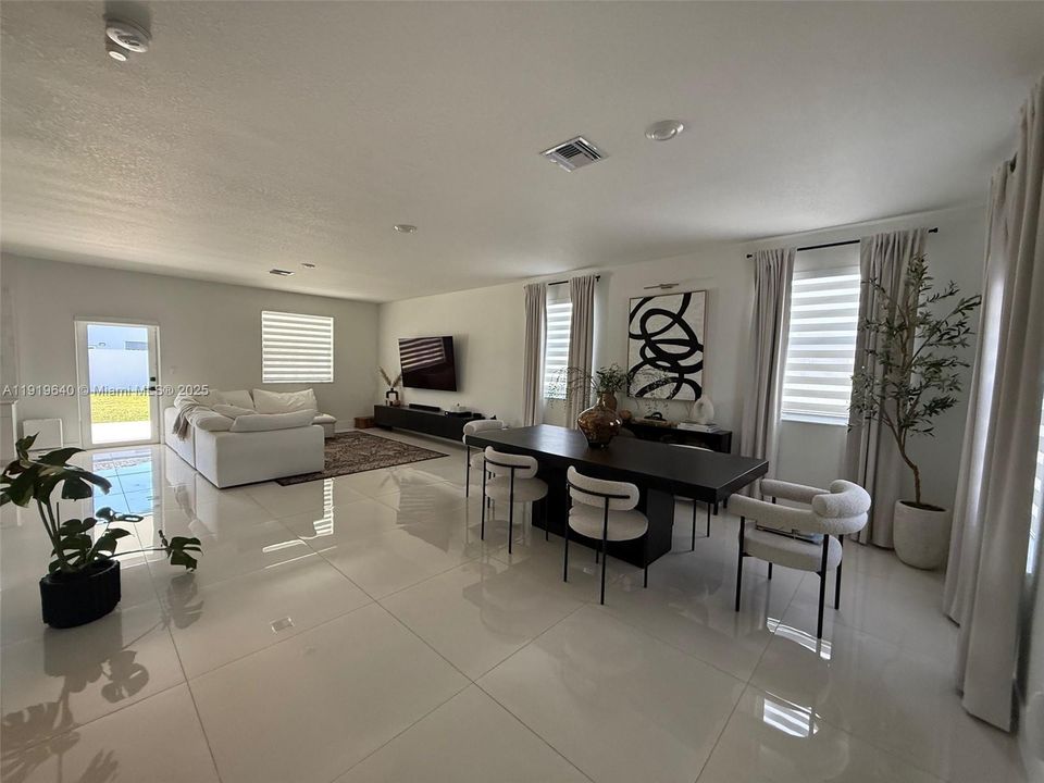 待售: $750,000 (4 贝兹, 2 浴室, 2213 平方英尺)