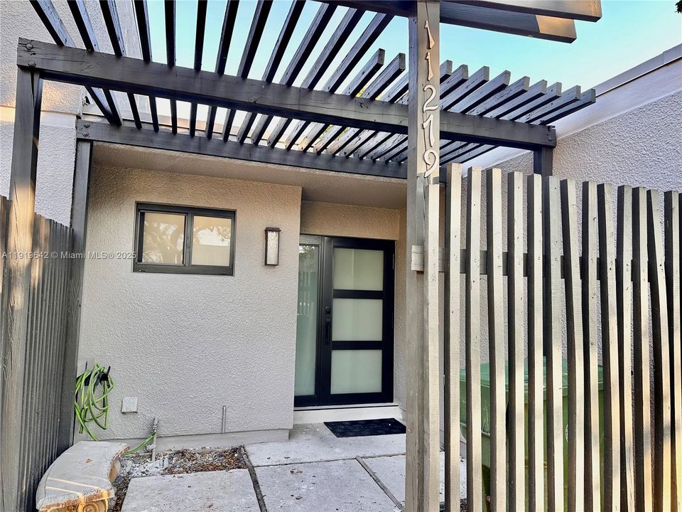 For Rent: $3,400 (3 beds, 2 baths, 1323 Square Feet)