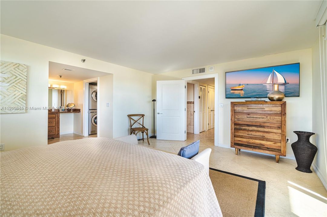 For Sale: $725,000 (2 beds, 2 baths, 1088 Square Feet)